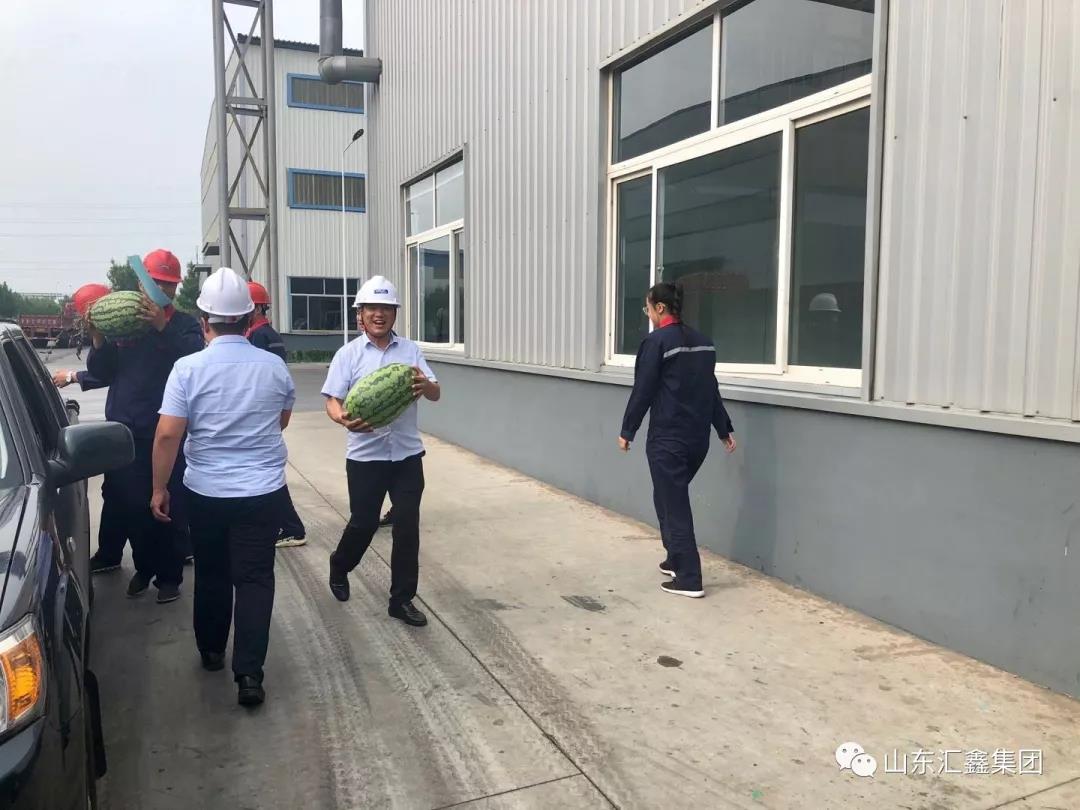 連日來,我縣持續(xù)悶熱高溫,特別是我們的車間內部溫度更高,一線員工經歷著“上蒸下煮”的酷暑“烤”驗。7月29上午,受董事長魏家清委托,郭強副總經理代表集團高層,帶領安全環(huán)保部、鍍鋅事業(yè)部等同事,先后深入鍍鋅車間、鋅錠車間、冷軋車間、彩涂車間等20個一線車間部門,看望慰問生產一線員工并送去慰問品,向冒著高溫酷暑辛勤工作的一線員工表示敬意和慰問。 郭強副總經理在一線慰問時,詳細詢問目前車間的生產以及防暑準備情況,為大家送去礦泉水、西瓜等慰問品,郭總對大家戰(zhàn)高溫、斗酷暑,不怕苦、不怕累,履職盡責擔當作為的精神表示高度贊揚,對大家的辛勤工作表示肯定,鼓勵大家要再接再厲,克服高溫酷暑,重視安全生產,重視產品質量,高標準、高質量的完成各項生產任務,同時郭總反復叮囑大家注意防暑降溫,勞逸結合,保重身體,確保在崗期間安全生產。 各車間紛紛表示,感謝領導到一線慰問,將以此為動力,履職盡責,勁頭不減,抓產能重質量,抓好本車間的安全生產工作,進一步加強員工關懷,切實做好本部門員工的防暑降溫工作,圓滿完成上級下達的各項生產任務。